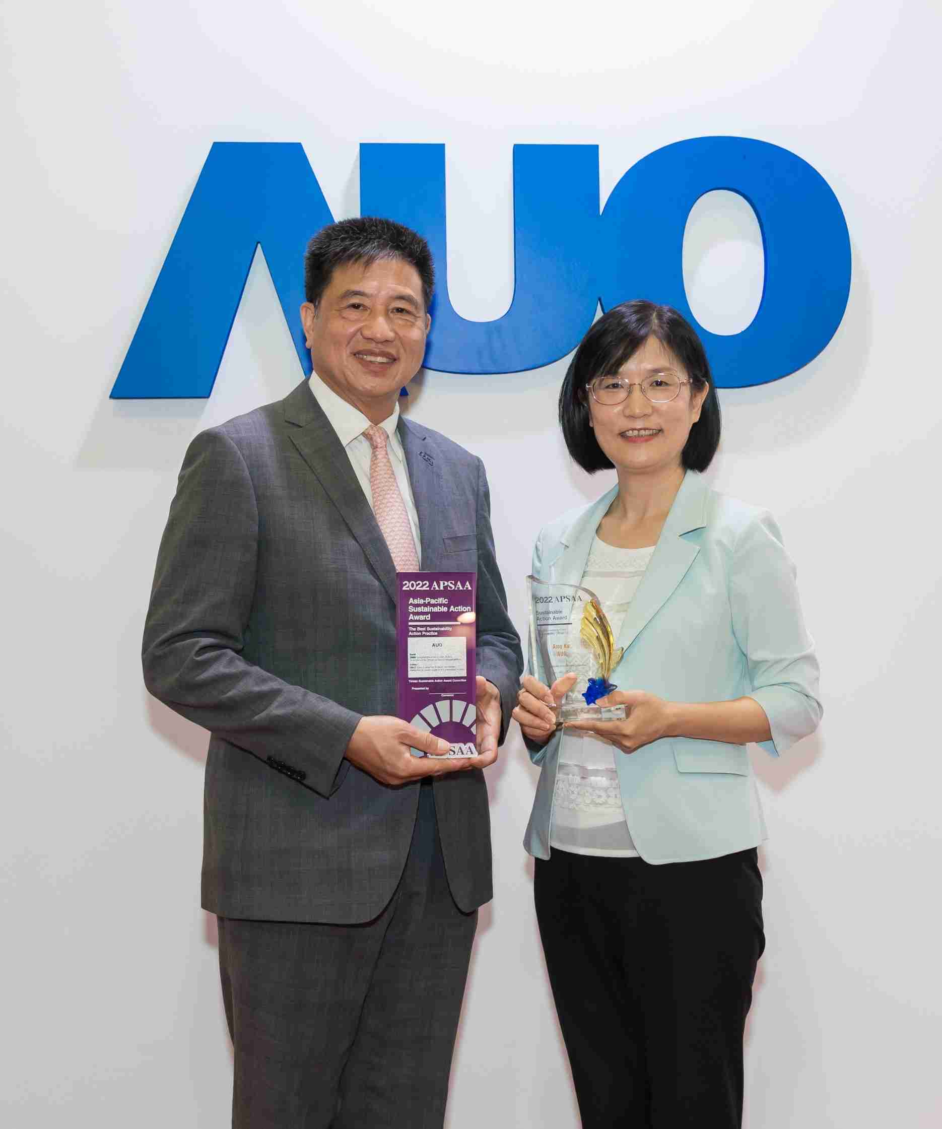 银河集团长期垫筑永续远景的基石，，透过ESG暨气候委员会逐步实践永续策略蓝图。。。其中，，银河集团光电永续长古秀华带领团队、、、、制定中长期目标，，，缔造多面向亮眼表现，，获得「顶尖永续长奖」的个人奖殊荣（左：银河集团光电董事长暨执行长彭双浪，，，右：银河集团光电永续长古秀华）