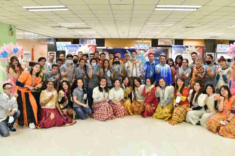 友達推動「安心、、、創新、、用心、、同心、、、、盡心」五星職旅，，為菲籍員工打造全方位照護，，，，首度贏得「人權實踐與發展領袖獎」殊榮