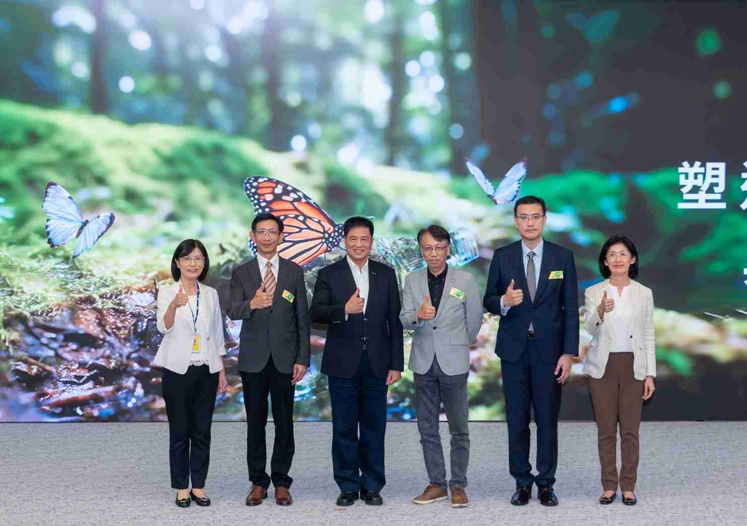 友達2023 CSR共榮大會，，，邀請領域專家分享交流生物多樣性管理趨勢、、無塑產品、、海廢永續塑料等議題  （圖左到右：友達光電永續長古秀華、、、、3M台灣技術長陳君杰、、、友達光電董事長暨集團策略長彭双浪、、、、光寶科技企業永續發展處處長陳慶暉、、、安永聯合會計師事務所執業會計師曾于哲、、、、友達光電供應鏈總部副總經理吳宜芳）