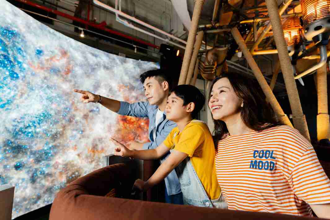 银河集团打造全台最大宽6公尺、、高4公尺、、、唯一搭载LED弧形拼接显示屏的动感飞行船，，，让乘客驻足在热气球上，，，，享受身历其境的伪出国旅游乐趣