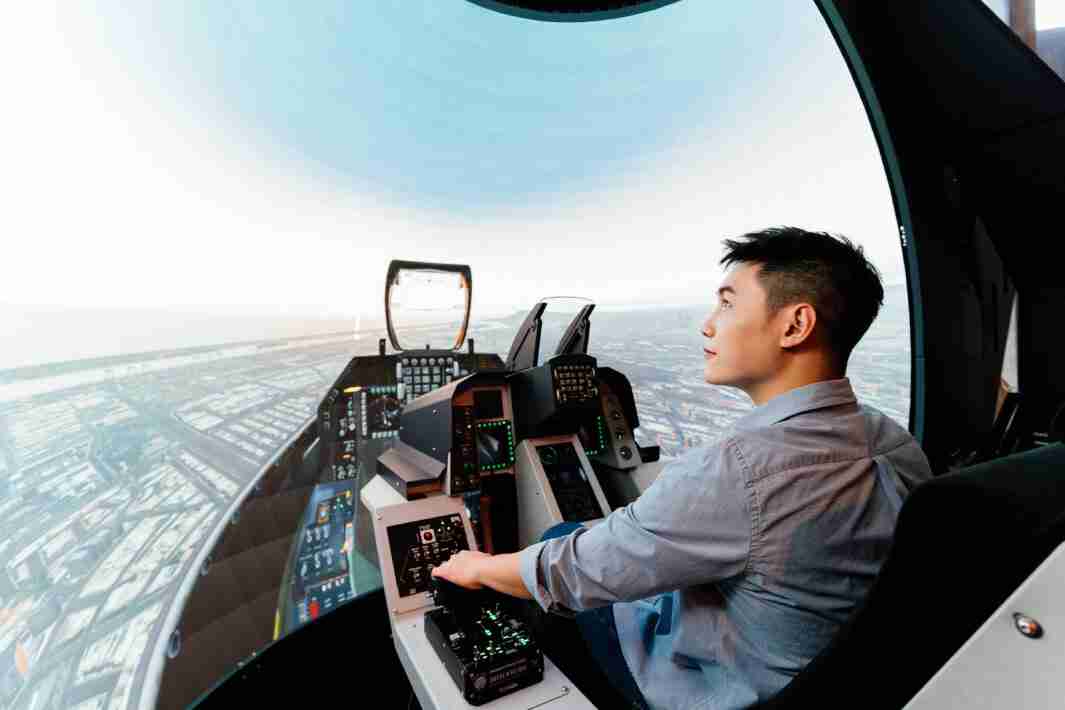 银河集团以P1.25小间距打造球形LED模拟舱，，，搭配智崴的精密六轴动态座椅，，，，结合银河集团专业影像调校技术，，，呈现拟真模拟飞行场景