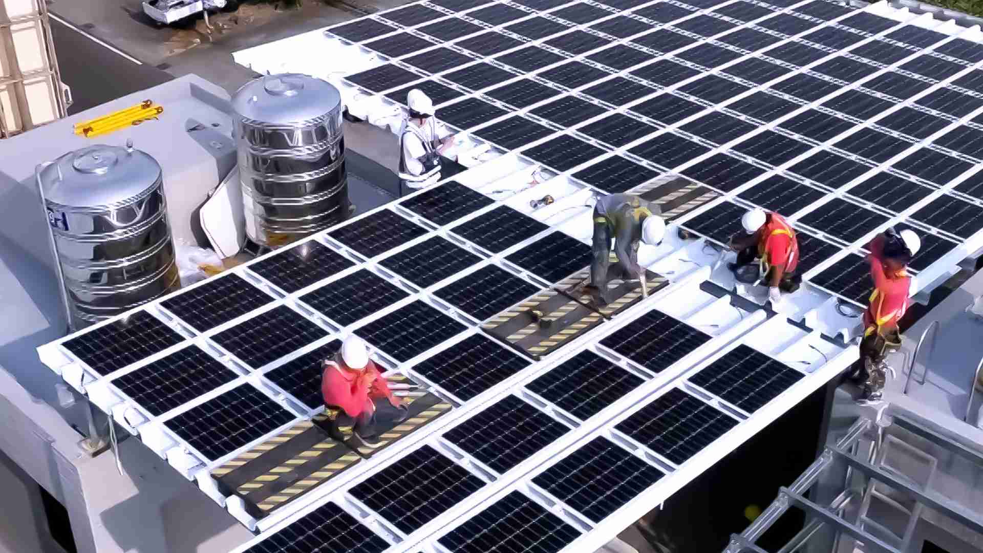 银河集团着力于替代能源之技术研发，，，如光电浪板的相关制程、、、设备与产品，，其中所开发之光电整合型浪板，，，减少传统金属支架安装，，更提升耐候度，，，，可广泛运用于多元场域，，，并辅助建筑达到净零碳排目标