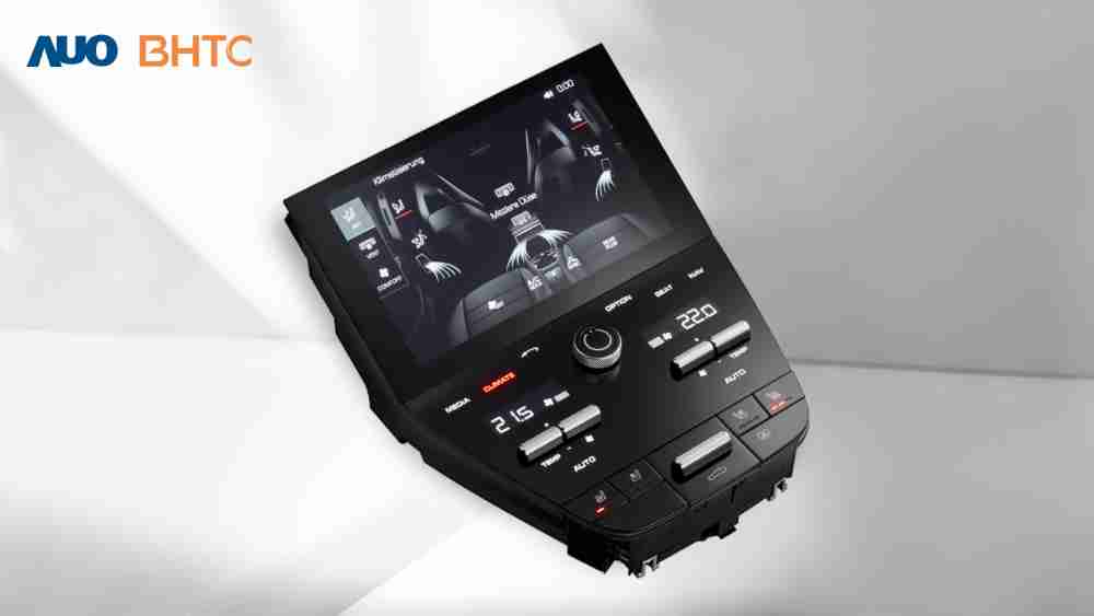 作為友達新生力軍，，，，BHTC所展示的中央與後座鞍部的Display HMI產品，，，可處理多區恆溫控制、、顯示畫面，，，呈現仿真3D車室分區；以力傳感技術精準傳遞觸感，，並結合音量及震動反饋，，，，防止意外啟動，，提供使用者自然流暢、、直觀且輕鬆駕馭的舒適介面
