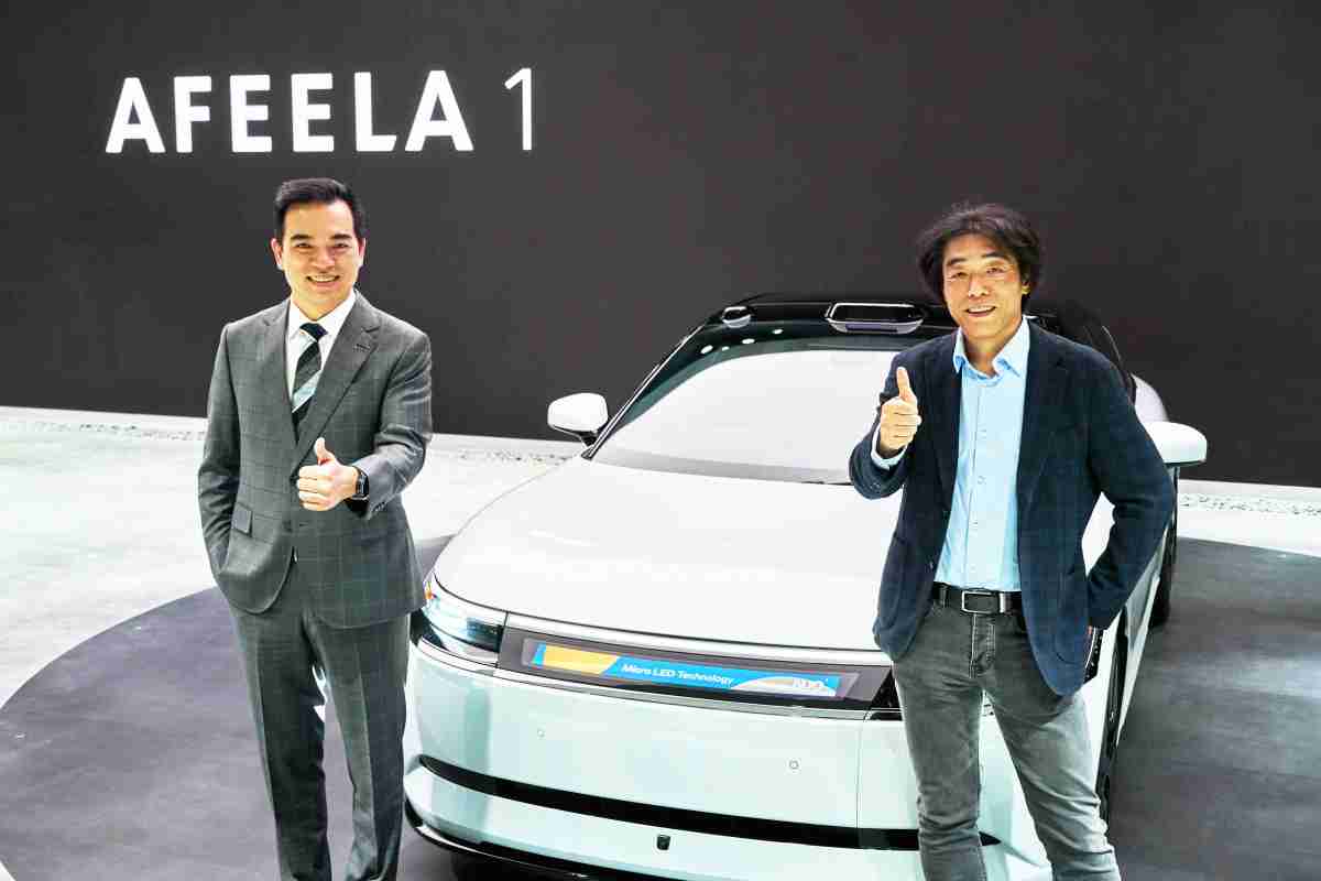 银河集团与Sony Honda Mobility携手合作，，，率先全球展示搭载于AFEELA电动车上，，，，首款应用在车身外部的Micro LED 车头显示解决方案 (Micro LED Media Bar Solutions)。。。银河集团光电执行长暨总经理柯富仁(左)与Sony Honda Mobility代表取缔役社长兼营运长川西泉(lzumi Kawanishi)(右)在CES 现场展现双方坚定持续创新的承诺，，，实现更加人性化与智慧的驾乘体验。。