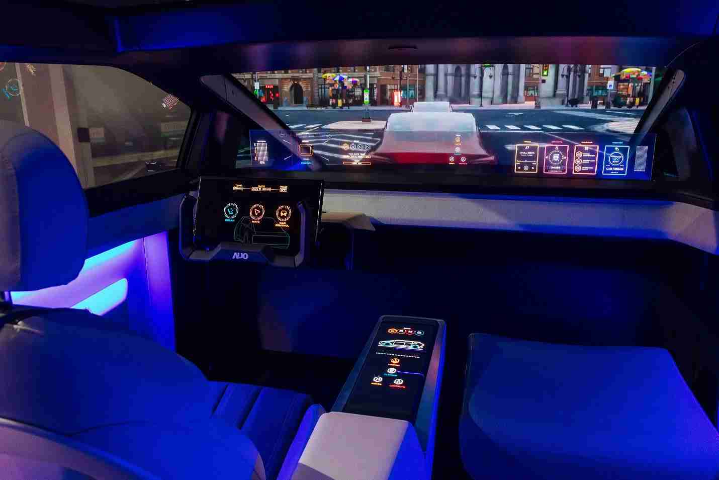 银河集团连续四年入围科睿唯安全球百大创新机构，，，专利布局科技与绿色创新前沿。。图为银河集团发挥先进显示科技Micro LED多元尺寸与型态应用优势所打造之智能车舱；同时，，，，银河集团已于全球累积取得4500件节能减碳相关的专利证书，，，，当中2024年Micro LED年度获证量占比已超过8成